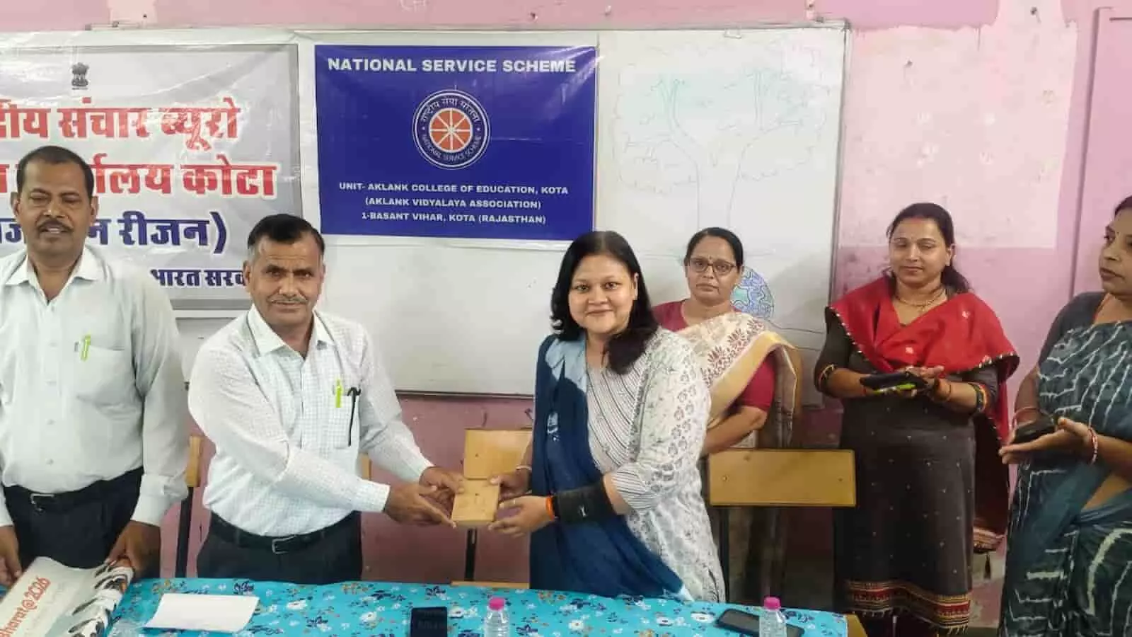 अकलंक महाविद्यालय कोटा में जैव विविधता दिवस कार्यक्रम के दौरान मंच पर पुरस्कार देते और लेते हुए अतिथि। अकलंक महाविद्यालय कोटा में जैव विविधता दिवस कार्यक्रम के दौरान मंच पर पुरस्कार देते और लेते हुए अतिथि।