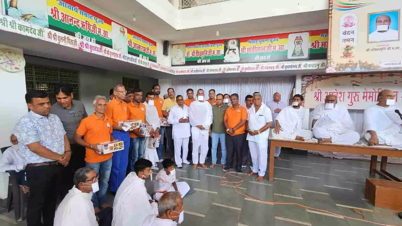 फतहनगर के अम्बेश पावनधाम में आयोजित धार्मिक समारोह के मंच पर कार्यकर्ताओं को सम्मानित करते जैन समाज के पदाधिकारी।