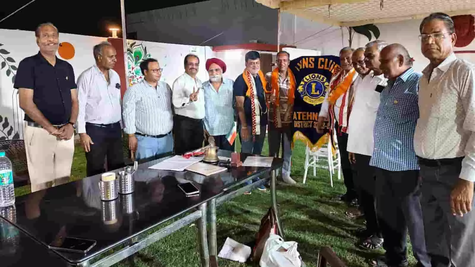 फतहनगर में लायंस क्लब चुनाव के बाद मंच पर एक साथ खड़े नवनिर्वाचित पदाधिकारी और सदस्य।