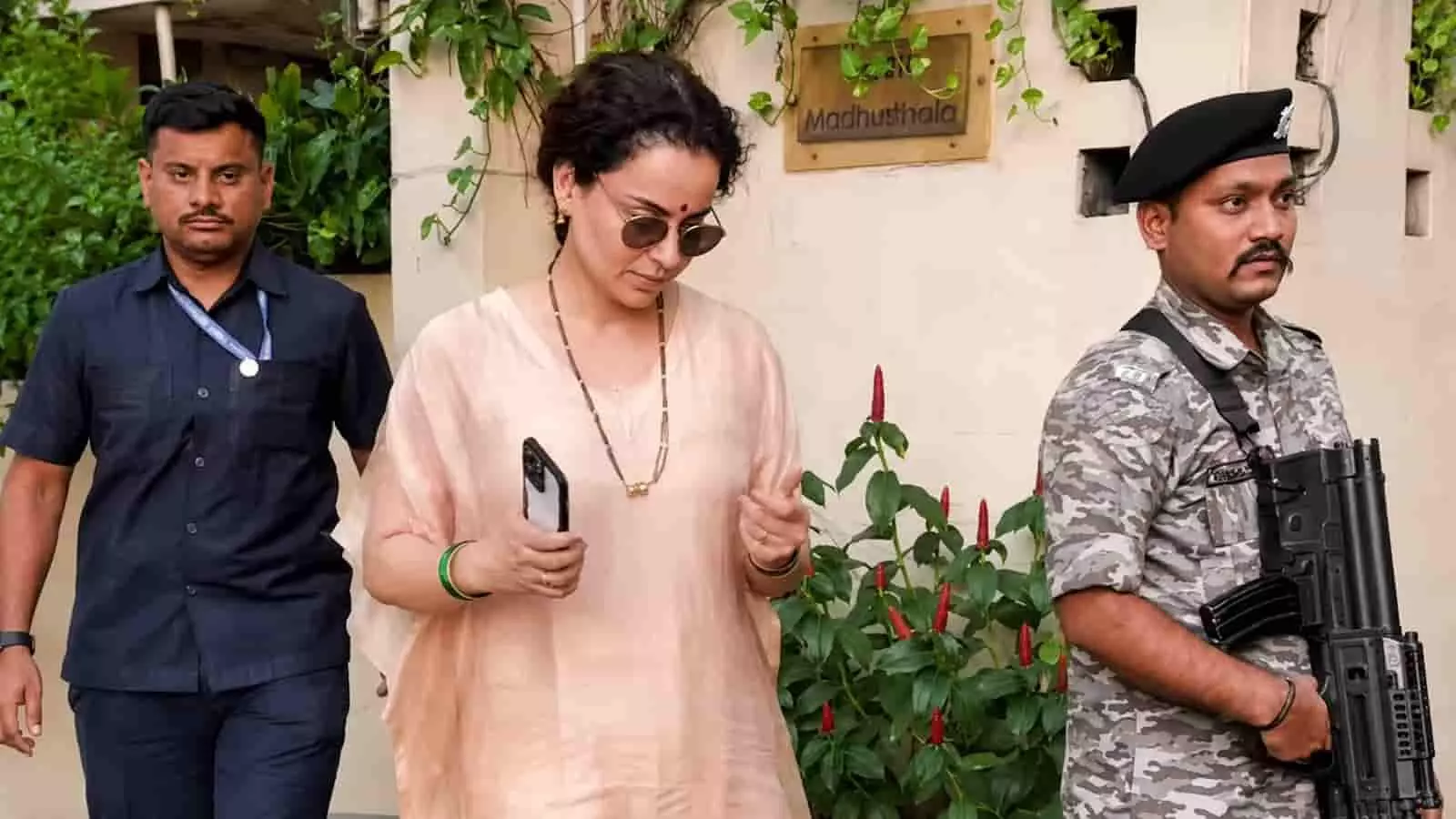 मुंबई में फिल्म क्वीन फॉरएवर की शूटिंग के दौरान नजर आईं अभिनेत्री कंगना रनौत। मुंबई में फिल्म क्वीन फॉरएवर की शूटिंग के दौरान नजर आईं अभिनेत्री कंगना रनौत।