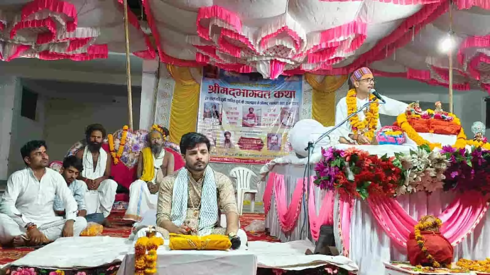 हनुमान मंदिर में बने कथा पंडाल के मंच पर भक्तों को प्रवचन देते चित्रकूट के कृष्ण महाराज। हनुमान मंदिर में बने कथा पंडाल के मंच पर भक्तों को प्रवचन देते चित्रकूट के कृष्ण महाराज।