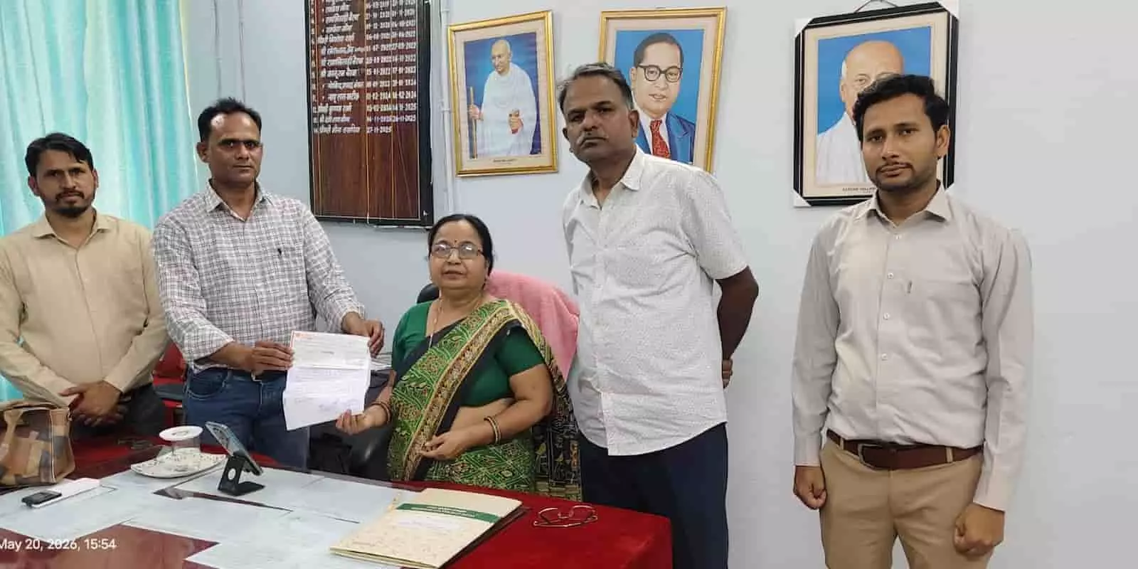 सवाई माधोपुर में शिक्षा विभाग के कार्यालय में अधिकारियों को स्कूल विकास के लिए चेक सौंपते हुए लोग। सवाई माधोपुर में शिक्षा विभाग के कार्यालय में अधिकारियों को स्कूल विकास के लिए चेक सौंपते हुए लोग।