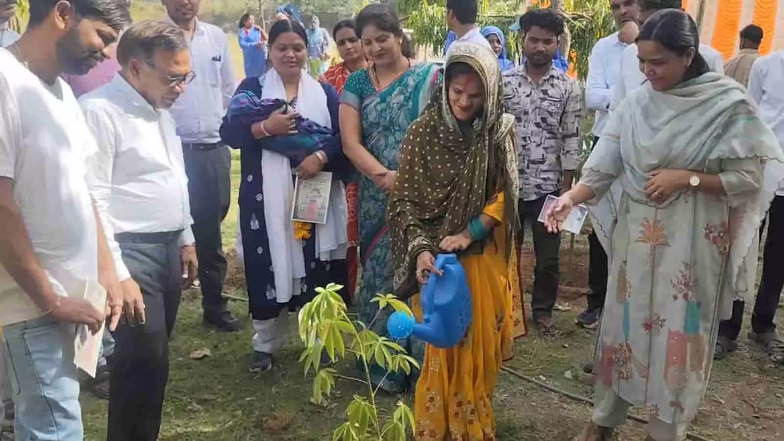 सिल्पग्राम सवाई माधोपुर में सृजन की सुरक्षा योजना के तहत पौधा लगातीं सचिव समीक्षा गौतम और ग्रामीण महिलाएं। सिल्पग्राम सवाई माधोपुर में सृजन की सुरक्षा योजना के तहत पौधा लगातीं सचिव समीक्षा गौतम और ग्रामीण महिलाएं।