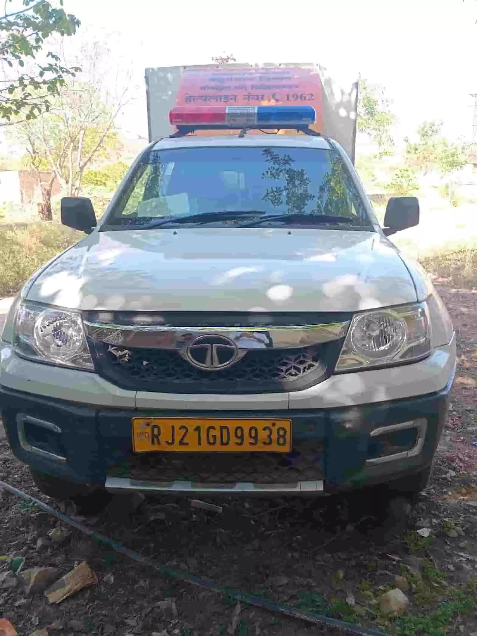 पीले रंग की नंबर प्लेट वाली सरकारी मोबाइल वेटरनरी वैन राजस्थान के ग्रामीण इलाके में खड़ी है। पीले रंग की नंबर प्लेट वाली सरकारी मोबाइल वेटरनरी वैन राजस्थान के ग्रामीण इलाके में खड़ी है।