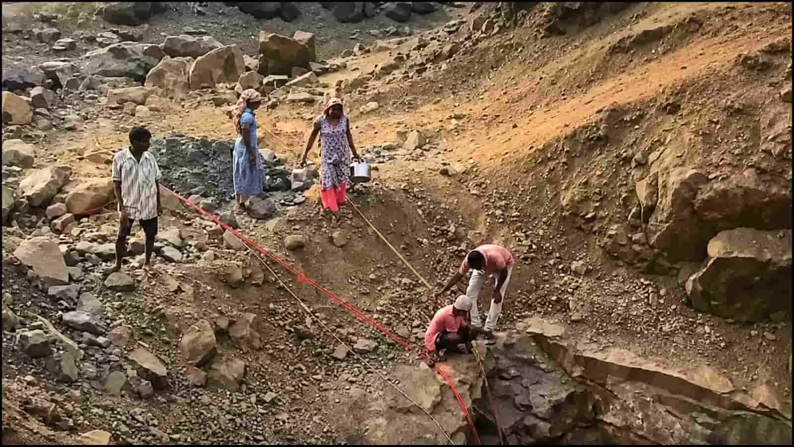 पथरीले और सूखे कुएं के पास खड़े होकर पानी का इंतजाम करते ग्रामीण पुरुष और महिलाएं। पथरीले और सूखे कुएं के पास खड़े होकर पानी का इंतजाम करते ग्रामीण पुरुष और महिलाएं।