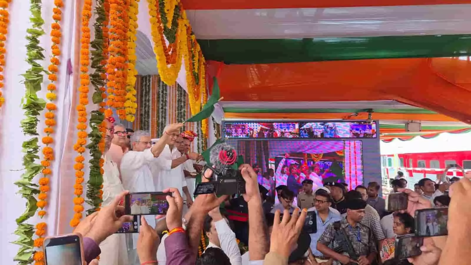 जोधपुर रेलवे स्टेशन पर केंद्रीय मंत्री अश्विनी वैष्णव और गजेंद्र सिंह शेखावत वंदे भारत ट्रेन को हरी झंडी दिखाते हुए। जोधपुर रेलवे स्टेशन पर केंद्रीय मंत्री अश्विनी वैष्णव और गजेंद्र सिंह शेखावत वंदे भारत ट्रेन को हरी झंडी दिखाते हुए।