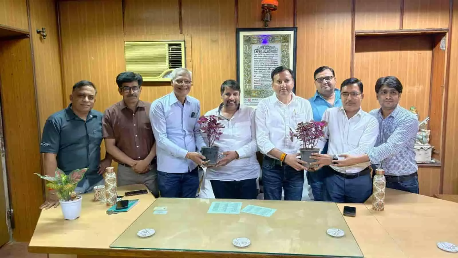 जयपुर के पिंकसिटी प्रेस क्लब में बैठक के दौरान पौधा हाथ में लिए खड़े पदाधिकारी। जयपुर के पिंकसिटी प्रेस क्लब में बैठक के दौरान पौधा हाथ में लिए खड़े पदाधिकारी।
