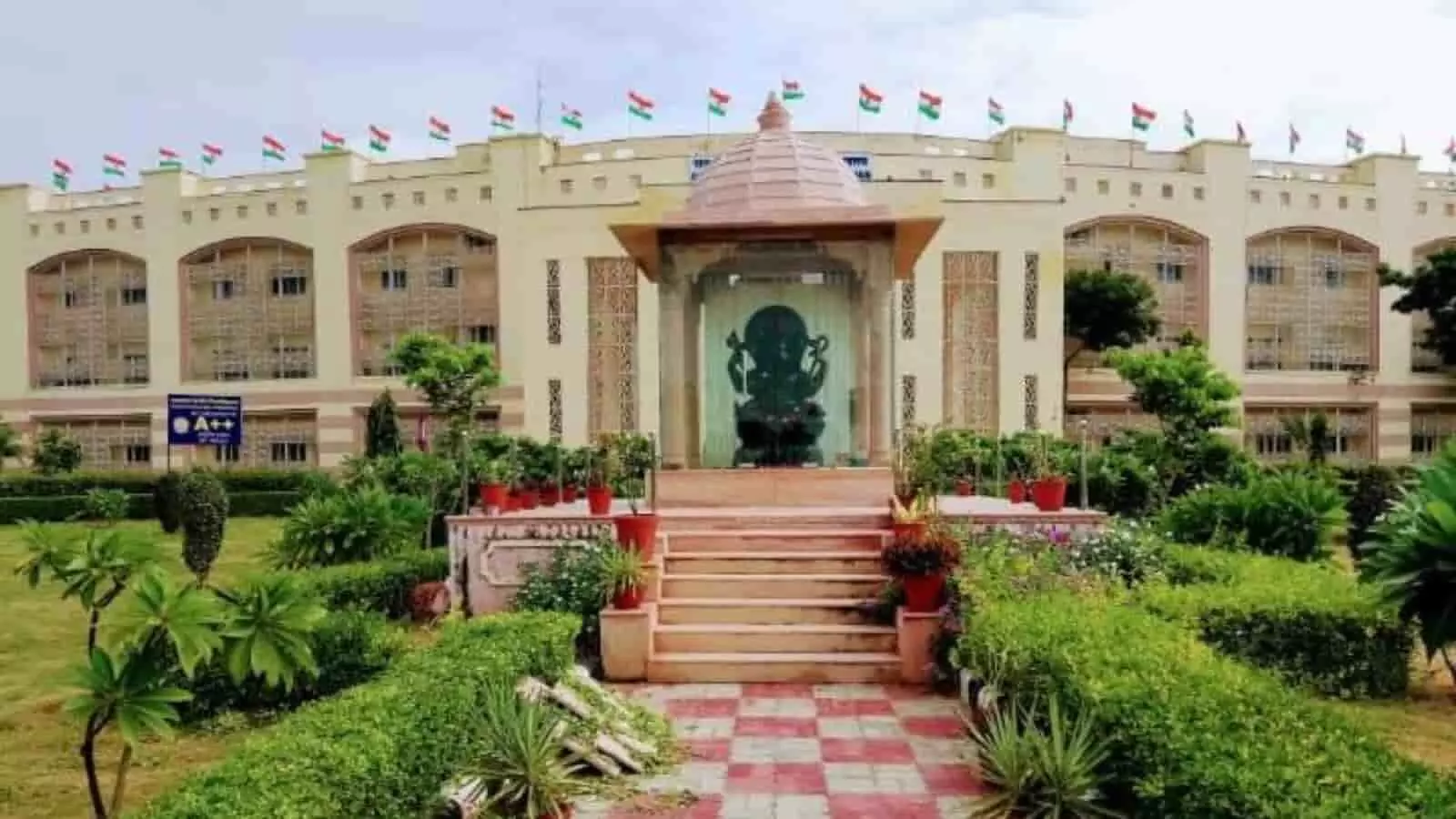 तिरंगे झंडों और हरियाली से घिरा राजस्थान केंद्रीय विश्वविद्यालय का मुख्य परिसर भवन। तिरंगे झंडों और हरियाली से घिरा राजस्थान केंद्रीय विश्वविद्यालय का मुख्य परिसर भवन।