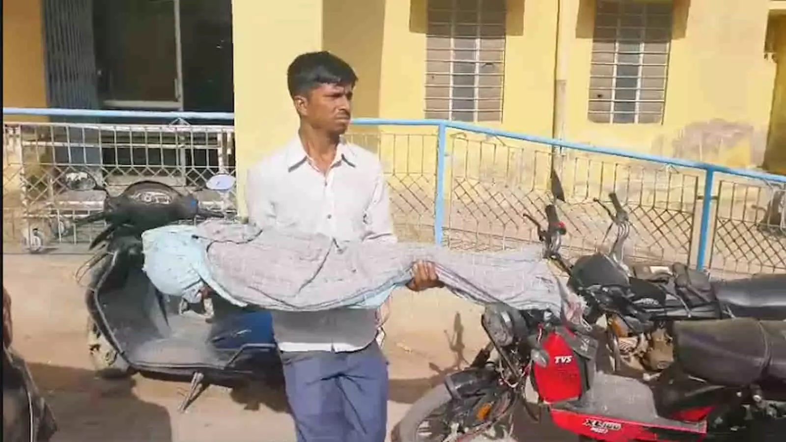 भीम थाना क्षेत्र में कुएं में डूबने के बाद बालक का शव ले जाते परिजन। भीम थाना क्षेत्र में कुएं में डूबने के बाद बालक का शव ले जाते परिजन।