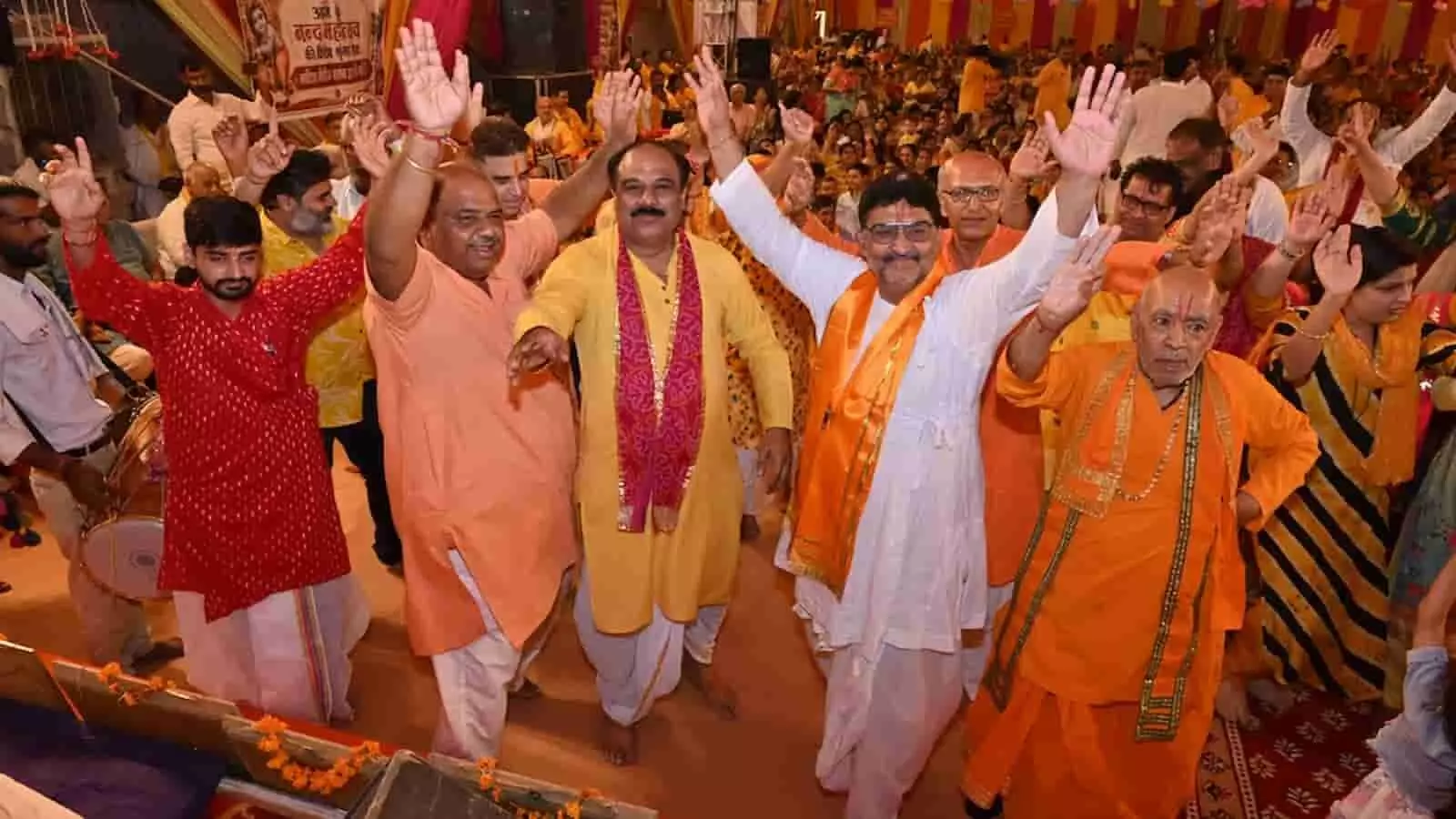 आदर्श नगर के भाटिया भवन में श्रीमद् भागवत कथा महोत्सव के दौरान ताली बजाकर नाचते हुए श्रद्धालु। आदर्श नगर के भाटिया भवन में श्रीमद् भागवत कथा महोत्सव के दौरान ताली बजाकर नाचते हुए श्रद्धालु।