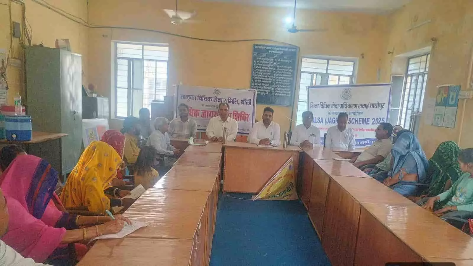 बौंली नगरपालिका में आयोजित विधिक जागरूकता शिविर में उपस्थित अधिकारी और स्थानीय नागरिक। बौंली नगरपालिका में आयोजित विधिक जागरूकता शिविर में उपस्थित अधिकारी और स्थानीय नागरिक।
