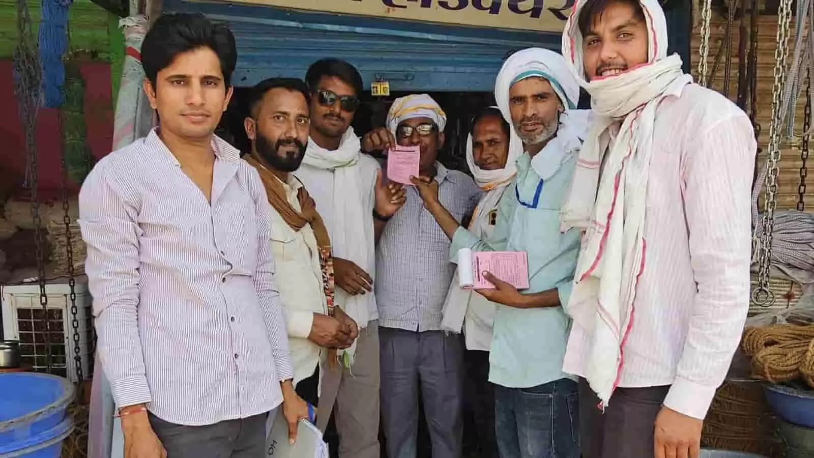 नगर परिषद कर्मचारी गंगापुर सिटी में कचरा संग्रहण यूजर चार्ज वसूली अभियान चलाते हुए। नगर परिषद कर्मचारी गंगापुर सिटी में कचरा संग्रहण यूजर चार्ज वसूली अभियान चलाते हुए।