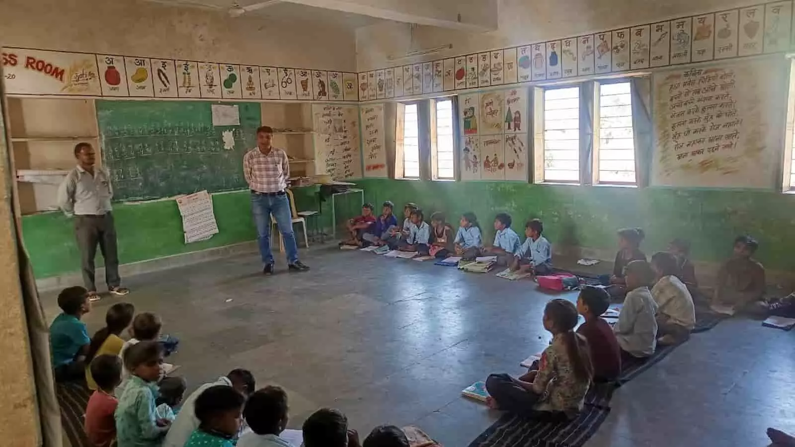 लसाडिया के विद्यालय में आयोजित समर कैंप के दौरान विद्यार्थियों से संवाद करते अधिकारी।