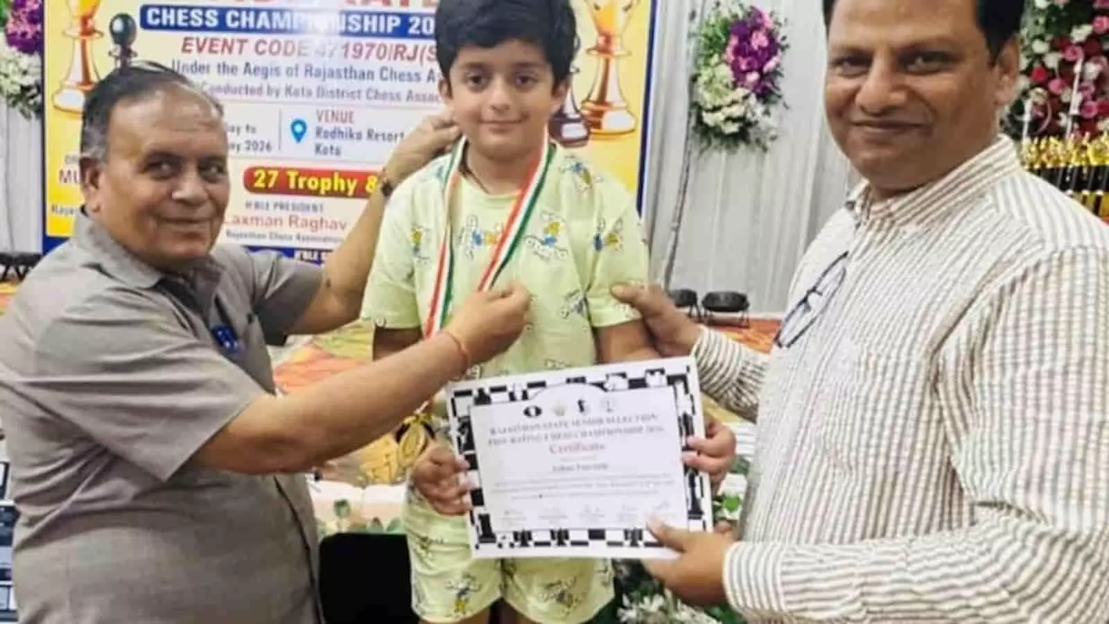 विजेता आहान पौराणिक को पुरस्कार प्रदान करते हुए अतिथि कोटा शतरंज प्रतियोगिता में। विजेता आहान पौराणिक को पुरस्कार प्रदान करते हुए अतिथि कोटा शतरंज प्रतियोगिता में।