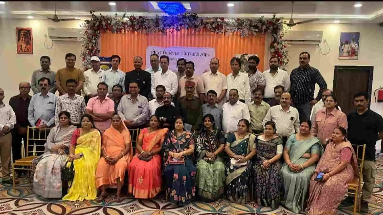 होटल फेडरेशन के सदस्य और अधिकारी बारां में पर्यटन विकास बैठक में चर्चा करते हुए। होटल फेडरेशन के सदस्य और अधिकारी बारां में पर्यटन विकास बैठक में चर्चा करते हुए।