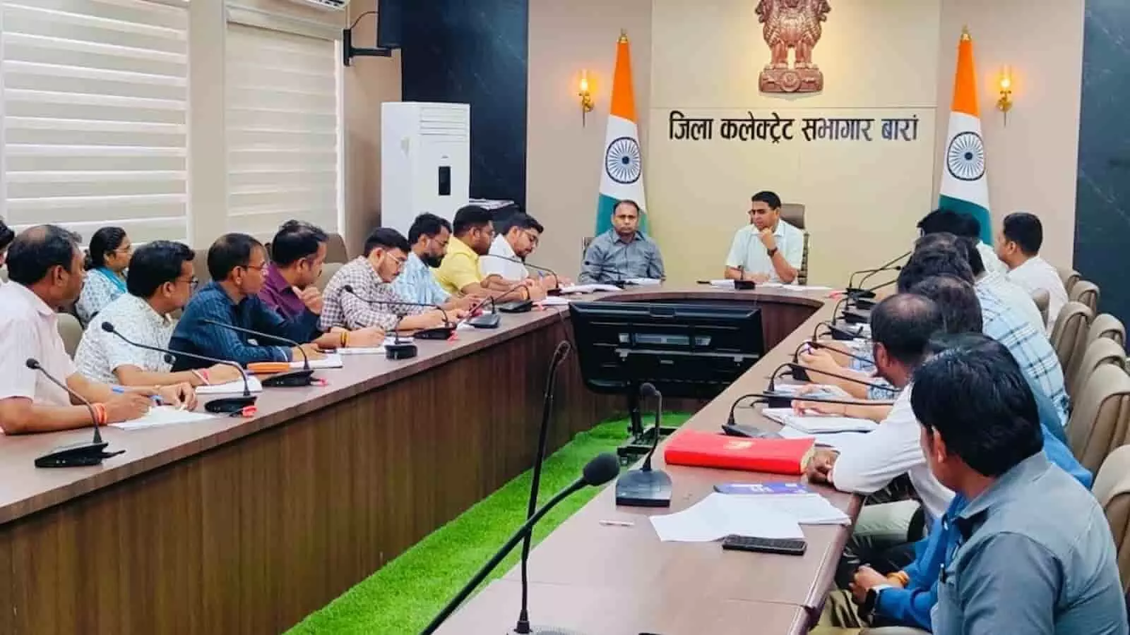 जिला कलक्टर बारां में नगर निकायों के साथ मानसून पूर्व स्वच्छता बैठक कर रहे हैं। जिला कलक्टर बारां में नगर निकायों के साथ मानसून पूर्व स्वच्छता बैठक कर रहे हैं।