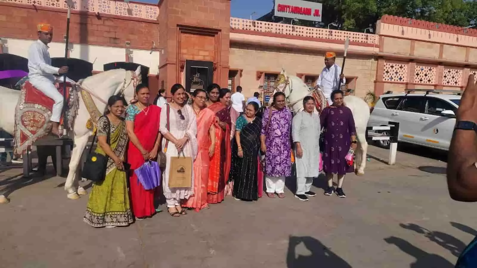 चित्तौड़गढ़ रेलवे स्टेशन पर स्वागत दल और विदेशी पर्यटक पारंपरिक स्वागत के दौरान। चित्तौड़गढ़ रेलवे स्टेशन पर स्वागत दल और विदेशी पर्यटक पारंपरिक स्वागत के दौरान।