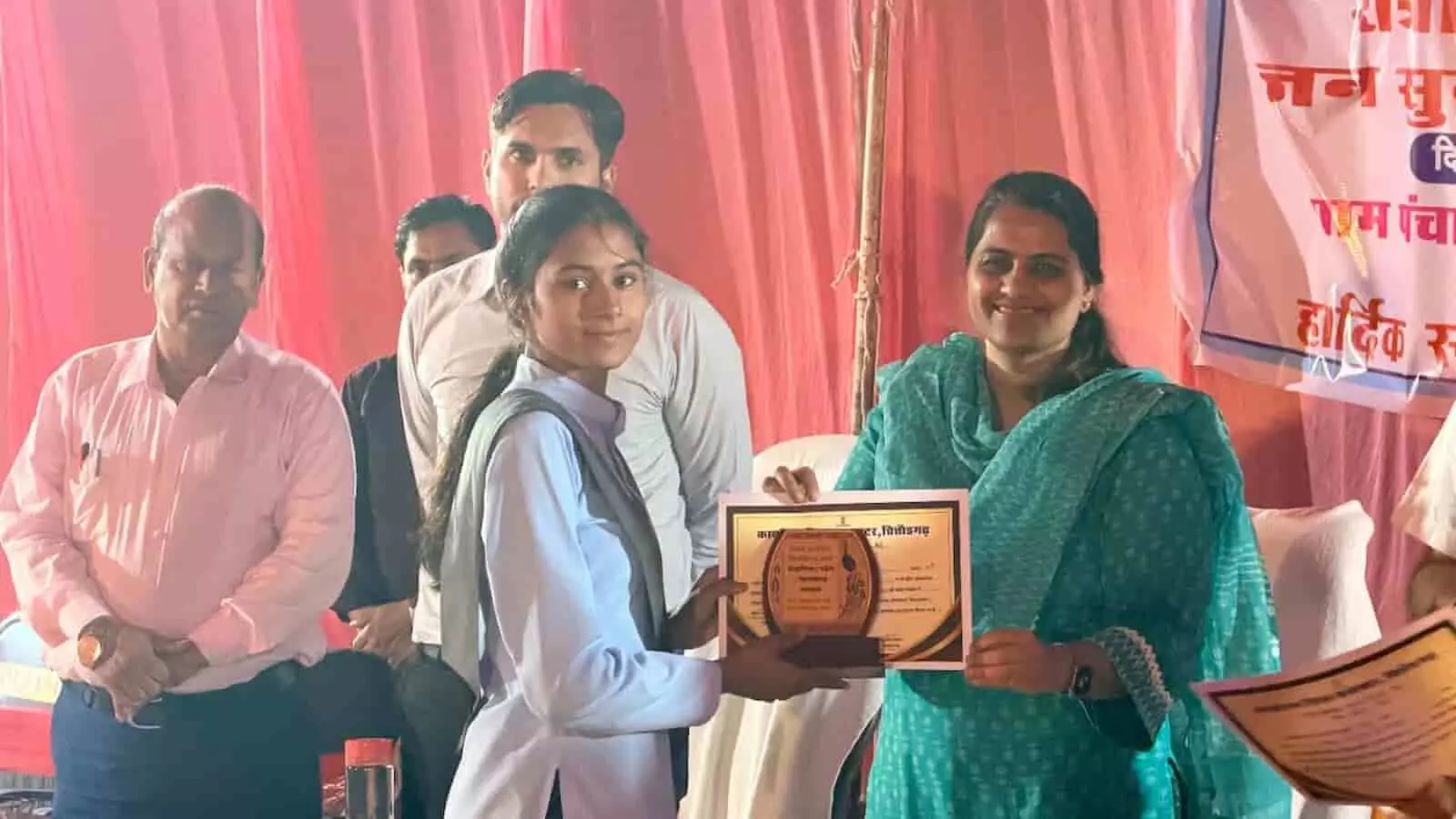 जिला कलक्टर डॉ. मंजू मेघपुरा में मेधावी छात्रा को प्रशस्ति पत्र देकर सम्मानित कर रही हैं। जिला कलक्टर डॉ. मंजू मेघपुरा में मेधावी छात्रा को प्रशस्ति पत्र देकर सम्मानित कर रही हैं।