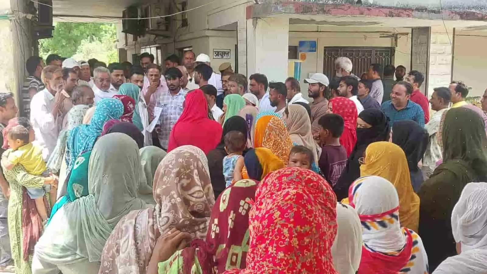 चित्तौड़गढ़ नगर परिषद कार्यालय के बाहर बुनियादी समस्याओं को लेकर प्रदर्शन करते स्थानीय निवासी। चित्तौड़गढ़ नगर परिषद कार्यालय के बाहर बुनियादी समस्याओं को लेकर प्रदर्शन करते स्थानीय निवासी।