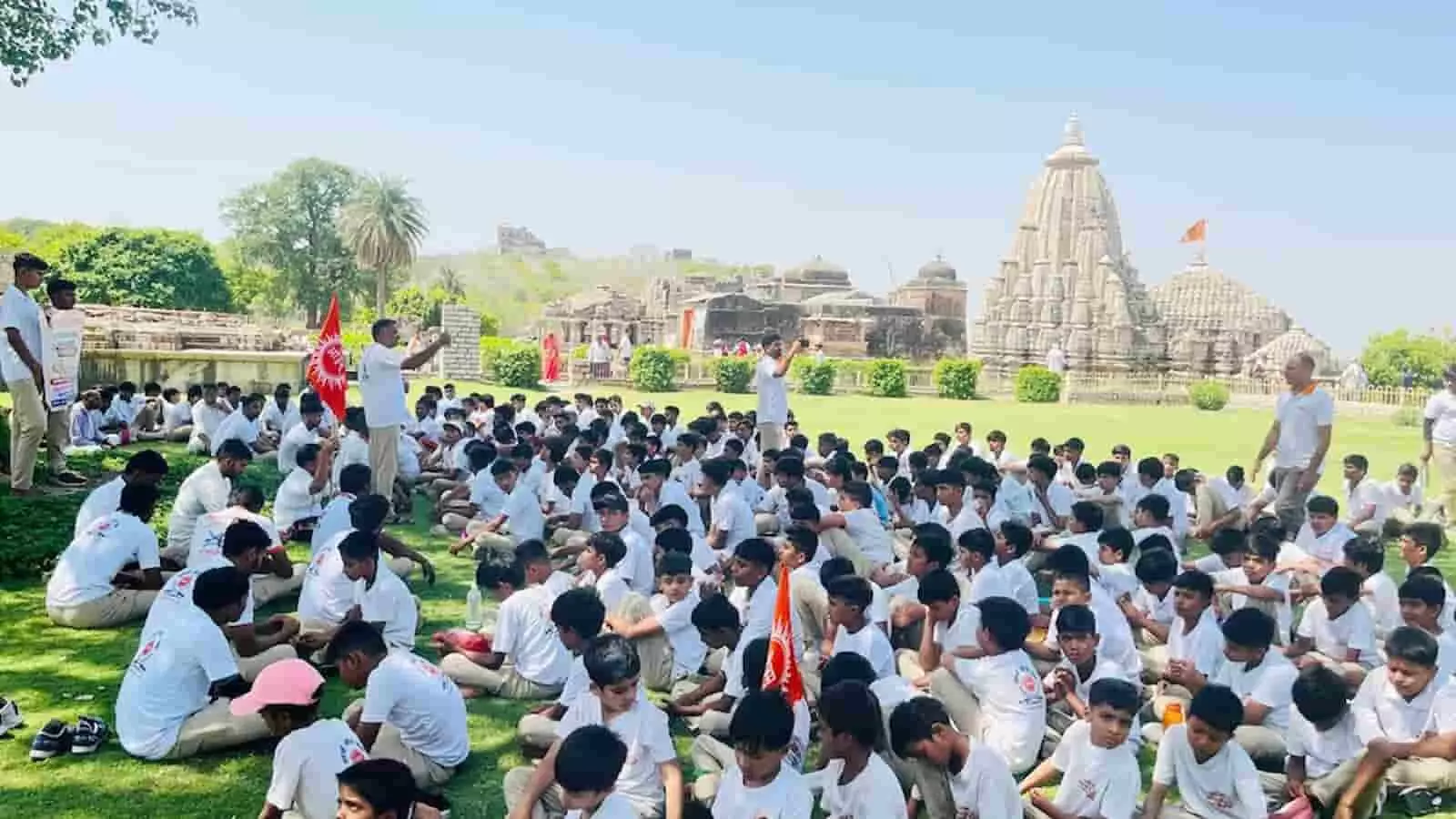चित्तौड़गढ़ दुर्ग में आर्य वीर दल के शिविर में बैठे हुए युवा प्रतिभागी। चित्तौड़गढ़ दुर्ग में आर्य वीर दल के शिविर में बैठे हुए युवा प्रतिभागी।