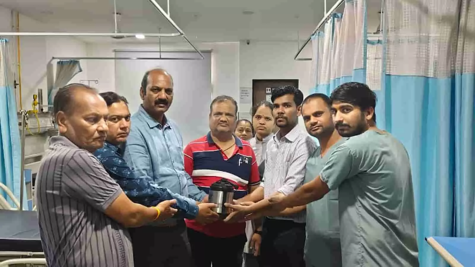 स्व. विनोद कुमार गुप्ता के परिवारजन स्काई मैक्स हॉस्पिटल में नेत्रदान की प्रक्रिया में शामिल। स्व. विनोद कुमार गुप्ता के परिवारजन स्काई मैक्स हॉस्पिटल में नेत्रदान की प्रक्रिया में शामिल।
