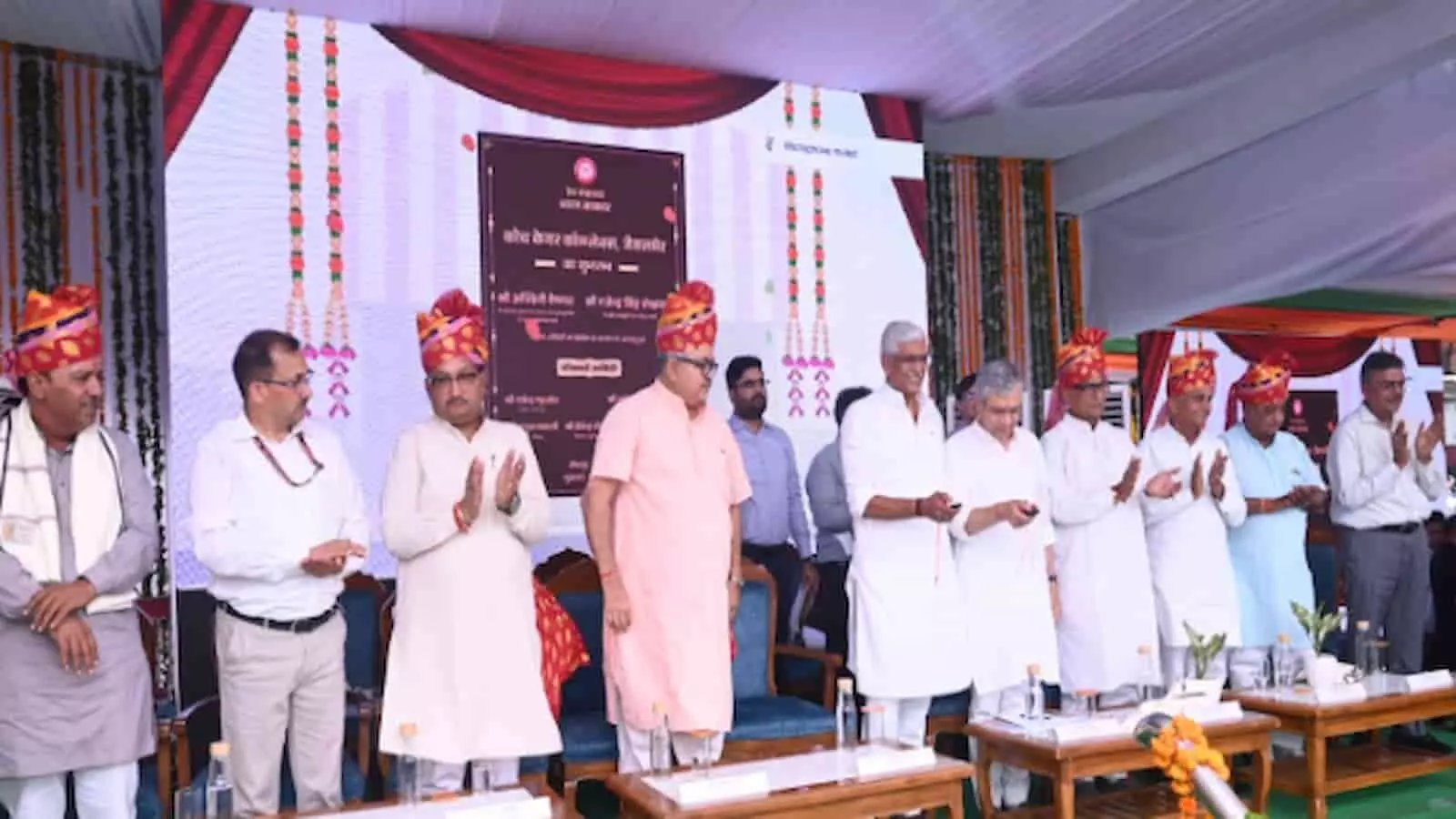 केंद्रीय मंत्री जोधपुर में राजस्थान की नई रेल परियोजनाओं का उद्घाटन करते हुए। केंद्रीय मंत्री जोधपुर में राजस्थान की नई रेल परियोजनाओं का उद्घाटन करते हुए।