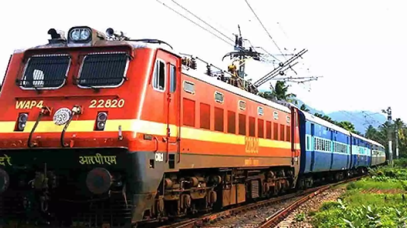 रेलवे ट्रैक पर दौड़ती हुई भारतीय रेल की एक पैसेंजर ट्रेन जिसमें लाल रंग का इंजन और नीले रंग के कोच दिख रहे हैं। रेलवे ट्रैक पर दौड़ती हुई भारतीय रेल की एक पैसेंजर ट्रेन जिसमें लाल रंग का इंजन और नीले रंग के कोच दिख रहे हैं।