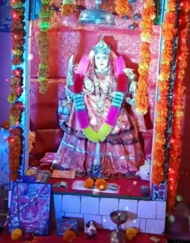 शैतान पाड़ा मंदिर में फूलों और वस्त्रों से श्रृंगारित मां ज्वाला देवी की मूर्ति स्थापित है शैतान पाड़ा मंदिर में फूलों और वस्त्रों से श्रृंगारित मां ज्वाला देवी की मूर्ति स्थापित है
