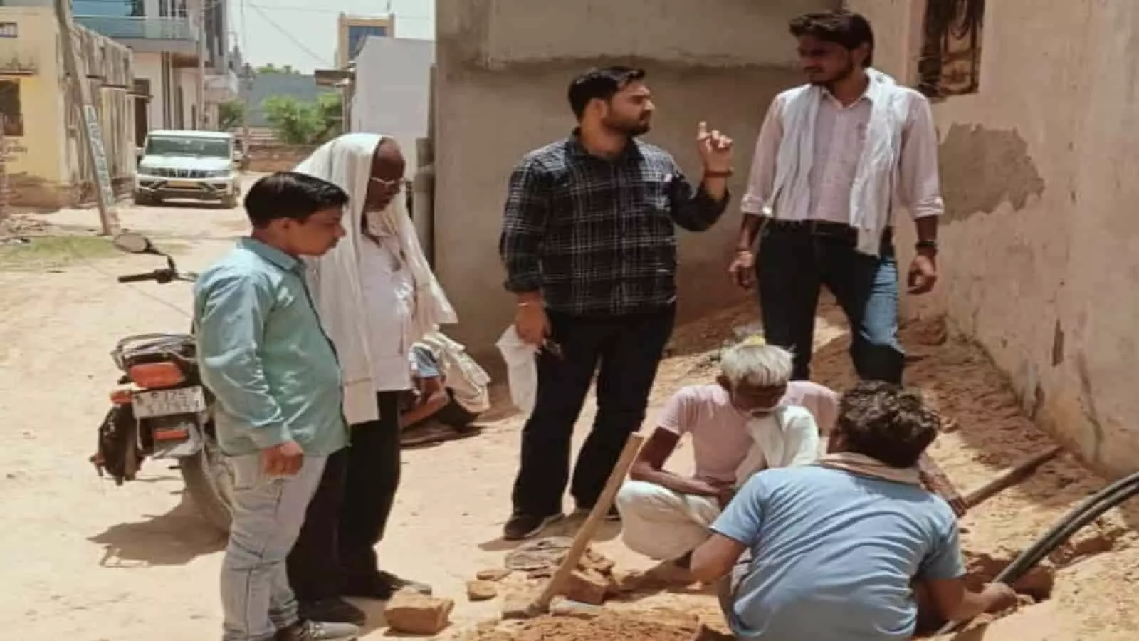 गंगापुर सिटी के प्रताप नगर में जमीन खोदकर अवैध जल कनेक्शन काटते हुए जलदाय विभाग के कर्मचारी और अधिकारी। गंगापुर सिटी के प्रताप नगर में जमीन खोदकर अवैध जल कनेक्शन काटते हुए जलदाय विभाग के कर्मचारी और अधिकारी।