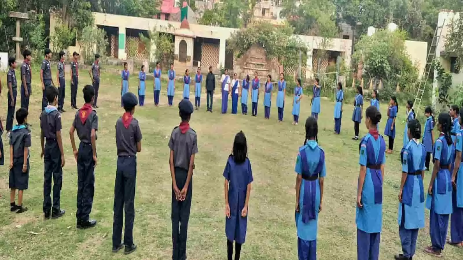 कोटा के केशवपुरा स्कूल में विश्व जैव विविधता दिवस कार्यक्रम के दौरान मंचासीन अतिथि और उपस्थित स्काउट-गाइड विद्यार्थी कोटा के केशवपुरा स्कूल में विश्व जैव विविधता दिवस कार्यक्रम के दौरान मंचासीन अतिथि और उपस्थित स्काउट-गाइड विद्यार्थी
