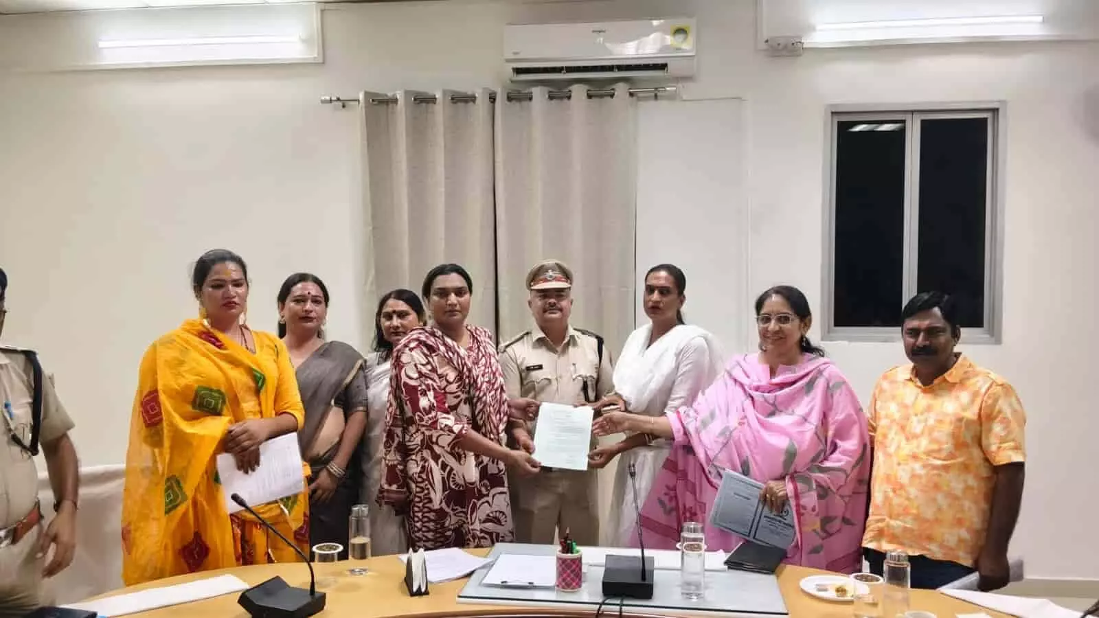 कोटा एसपी ऑफिस में पुलिस अधिकारी को ज्ञापन सौंपतीं ट्रांसजेंडर आइकॉन नैना देवी कोटा एसपी ऑफिस में पुलिस अधिकारी को ज्ञापन सौंपतीं ट्रांसजेंडर आइकॉन नैना देवी