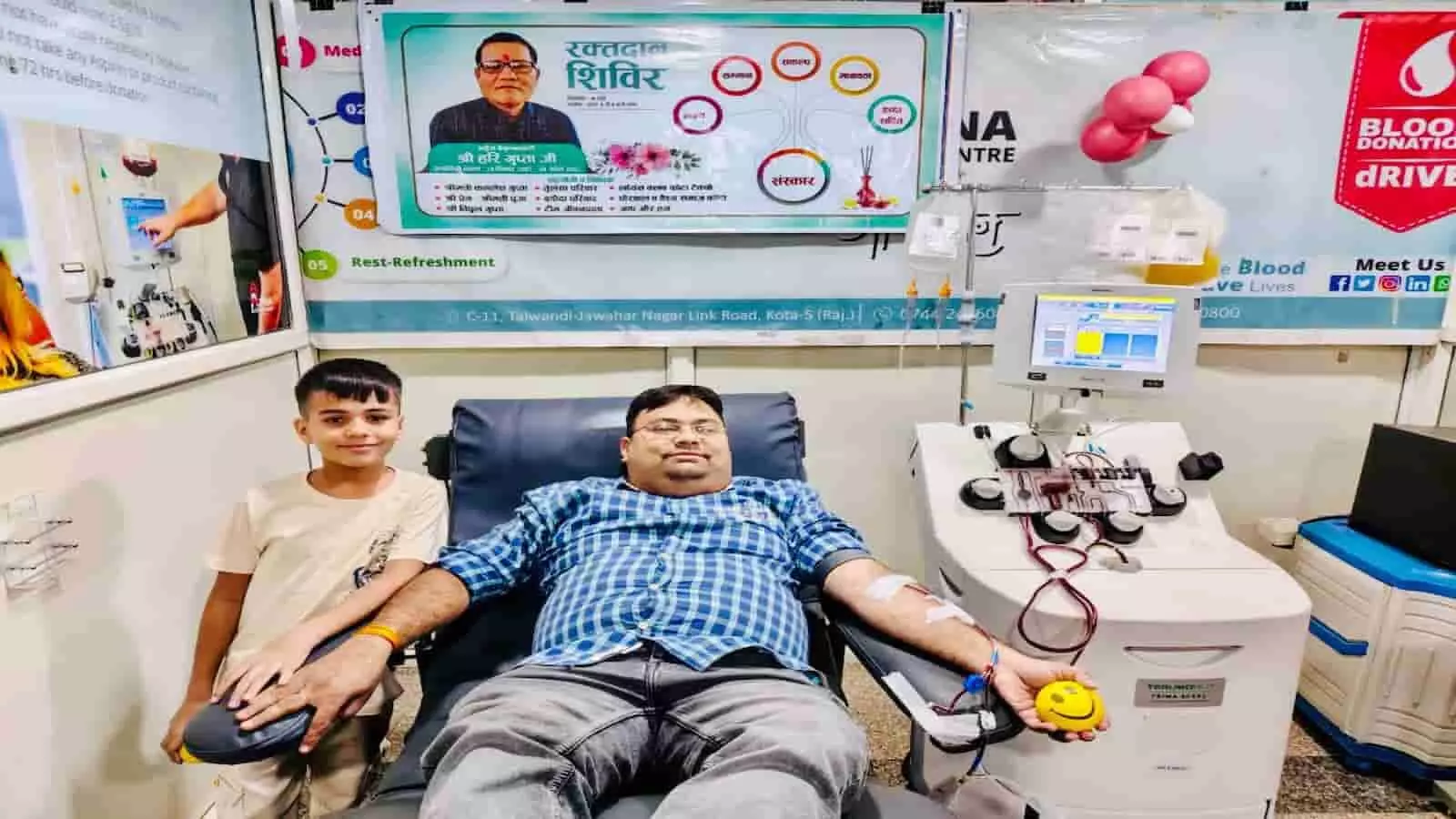 कोटा के तलवंडी ब्लड सेंटर में बेड पर लेटे सत्यनारायण गुप्ता मशीन से एसडीपी डोनेट कर रहे हैं। कोटा के तलवंडी ब्लड सेंटर में बेड पर लेटे सत्यनारायण गुप्ता मशीन से एसडीपी डोनेट कर रहे हैं।