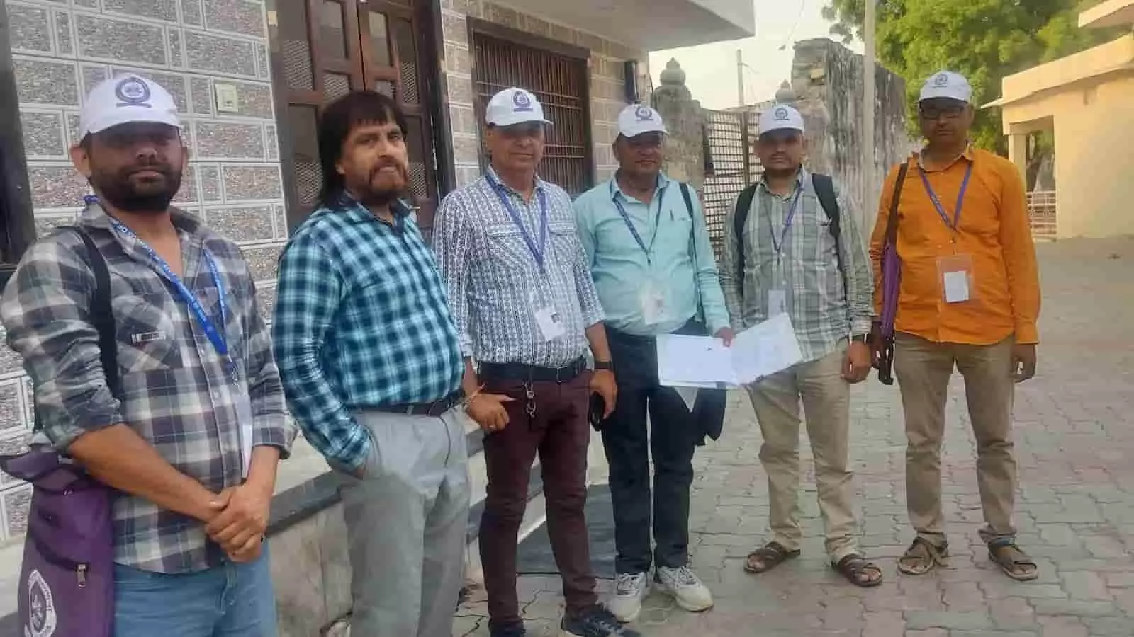 साकरोदा में जनगणना 2027 के तहत प्रगणकों और अधिकारियों के साथ कार्य समीक्षा बैठक।