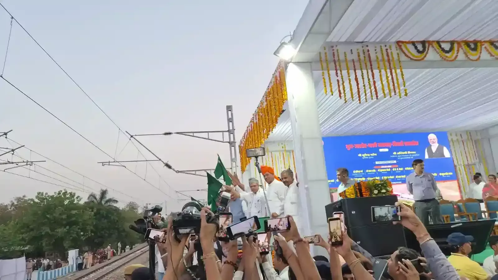 पाली मारवाड़ स्टेशन पर केंद्रीय रेल मंत्री अश्विनी वैष्णव जालोर दिल्ली ट्रेन को हरी झंडी दिखाते हुए। पाली मारवाड़ स्टेशन पर केंद्रीय रेल मंत्री अश्विनी वैष्णव जालोर दिल्ली ट्रेन को हरी झंडी दिखाते हुए।