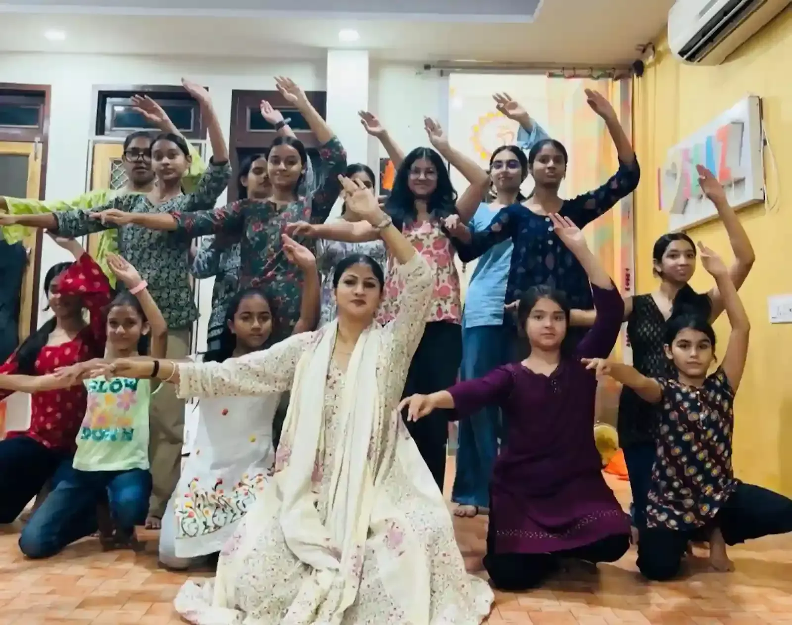 आरआईसी जयपुर में स्टूडियो साज़ के सांस्कृतिक कार्यक्रम में मंच पर प्रस्तुति देते कलाकार। आरआईसी जयपुर में स्टूडियो साज़ के सांस्कृतिक कार्यक्रम में मंच पर प्रस्तुति देते कलाकार।