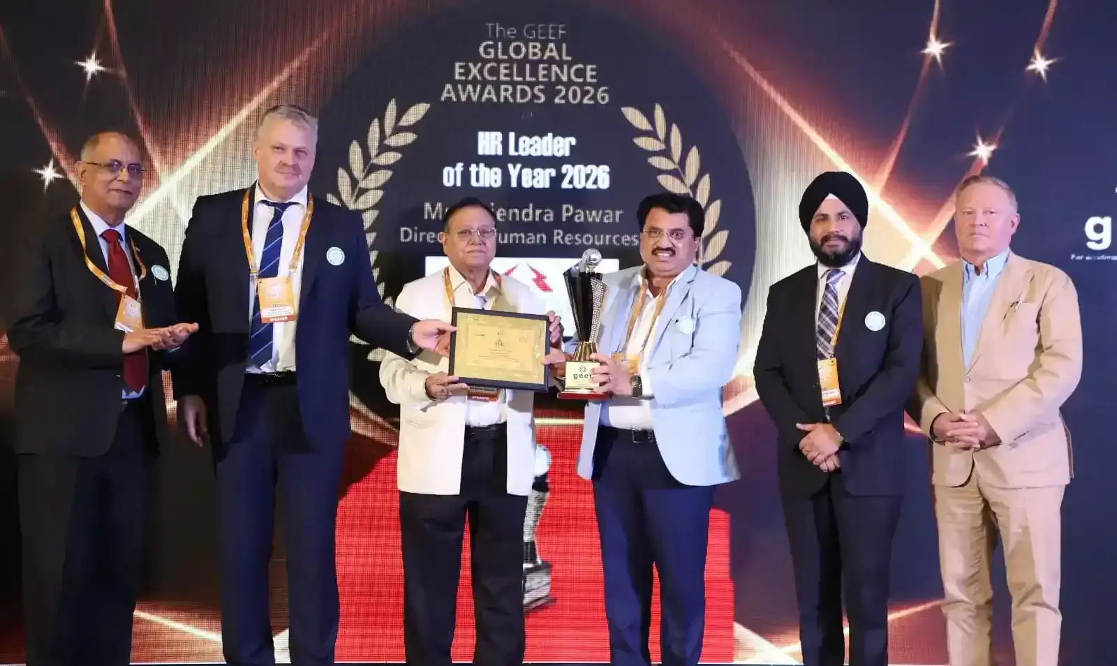 नई दिल्ली में महावितरण के निदेशक राजेंद्र पवार को ग्लोबल एचआर लीडर पुरस्कार प्राप्त करते हुए।