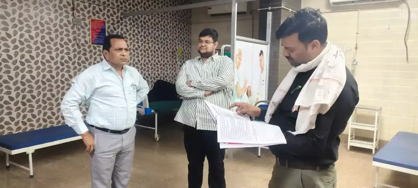 धौलपुर में औचक निरीक्षण करते सीएमएचओ डॉ धर्म सिंह मीना और स्वास्थ्य विभाग की टीम। धौलपुर में औचक निरीक्षण करते सीएमएचओ डॉ धर्म सिंह मीना और स्वास्थ्य विभाग की टीम।