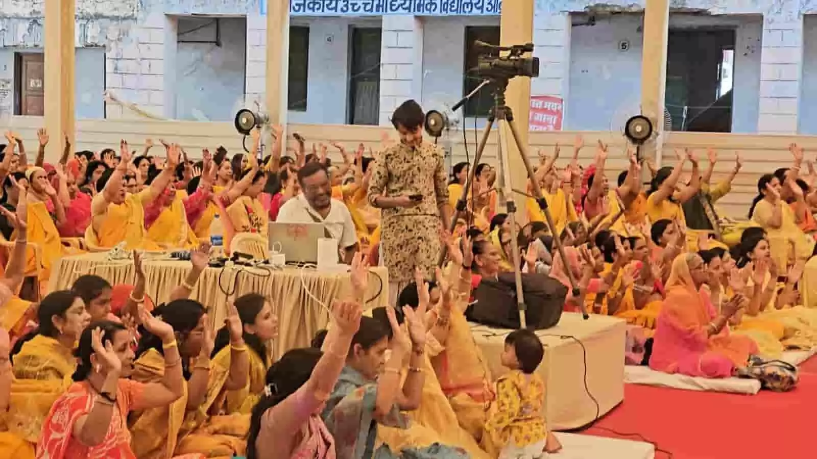 माउंट आबू के विद्यालय प्रांगण में नानी बाई रो मायरो महोत्सव के दौरान हाथ उठाकर उत्सव मनाती महिला श्रद्धालु।