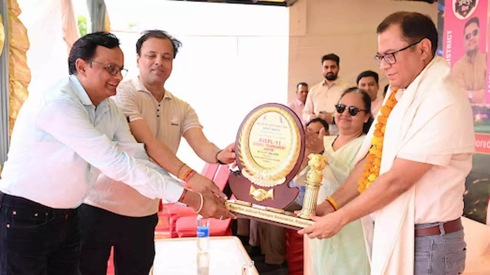 जयपुर में आयोजित ज्यूडिशल एम्पलॉइज प्रीमियर लीग के शुभारंभ पर ट्रॉफी सौंपते हुए लोग। जयपुर में आयोजित ज्यूडिशल एम्पलॉइज प्रीमियर लीग के शुभारंभ पर ट्रॉफी सौंपते हुए लोग।