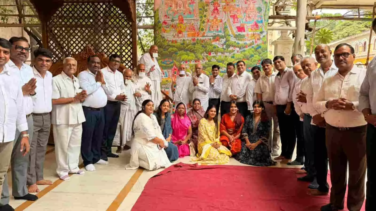 घाटकोपर के जैन मंदिर परिसर में संतों के आगमन पर एकत्रित हुए समाजबंधु और महिला-पुरुष श्रावक। घाटकोपर के जैन मंदिर परिसर में संतों के आगमन पर एकत्रित हुए समाजबंधु और महिला-पुरुष श्रावक।