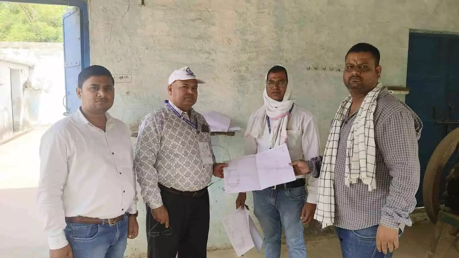 राजाखेड़ा में सरकारी जनगणना प्रपत्र हाथ में लिए निरीक्षण टीम के सदस्य सरकारी कार्यालय परिसर के बाहर खड़े हैं। राजाखेड़ा में सरकारी जनगणना प्रपत्र हाथ में लिए निरीक्षण टीम के सदस्य सरकारी कार्यालय परिसर के बाहर खड़े हैं।