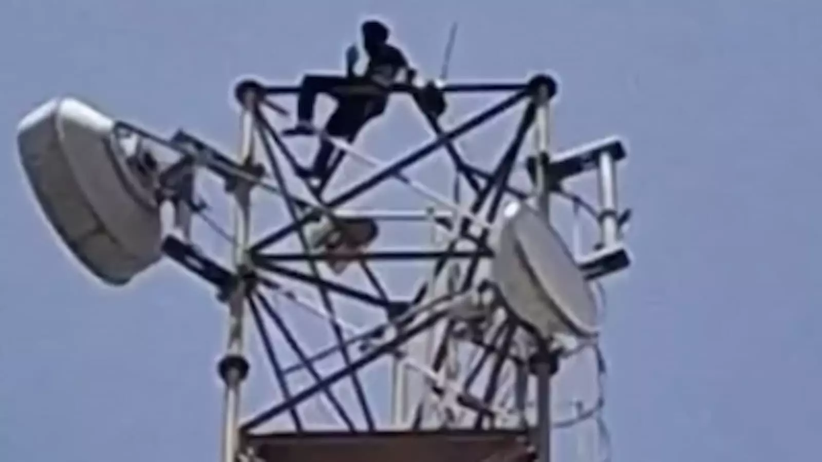 राजसमंद के कुंचोली गांव में मोबाइल टावर के शीर्ष हिस्से पर बैठा एक युवक। राजसमंद के कुंचोली गांव में मोबाइल टावर के शीर्ष हिस्से पर बैठा एक युवक।