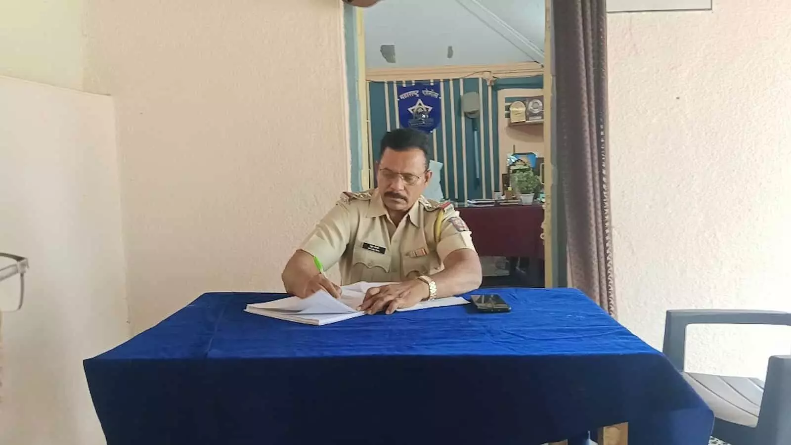 मोर्शी पुलिस स्टेशन में मेज पर फाइल खोलकर लिखते हुए ठाणेदार राहुल आठवले। मोर्शी पुलिस स्टेशन में मेज पर फाइल खोलकर लिखते हुए ठाणेदार राहुल आठवले।