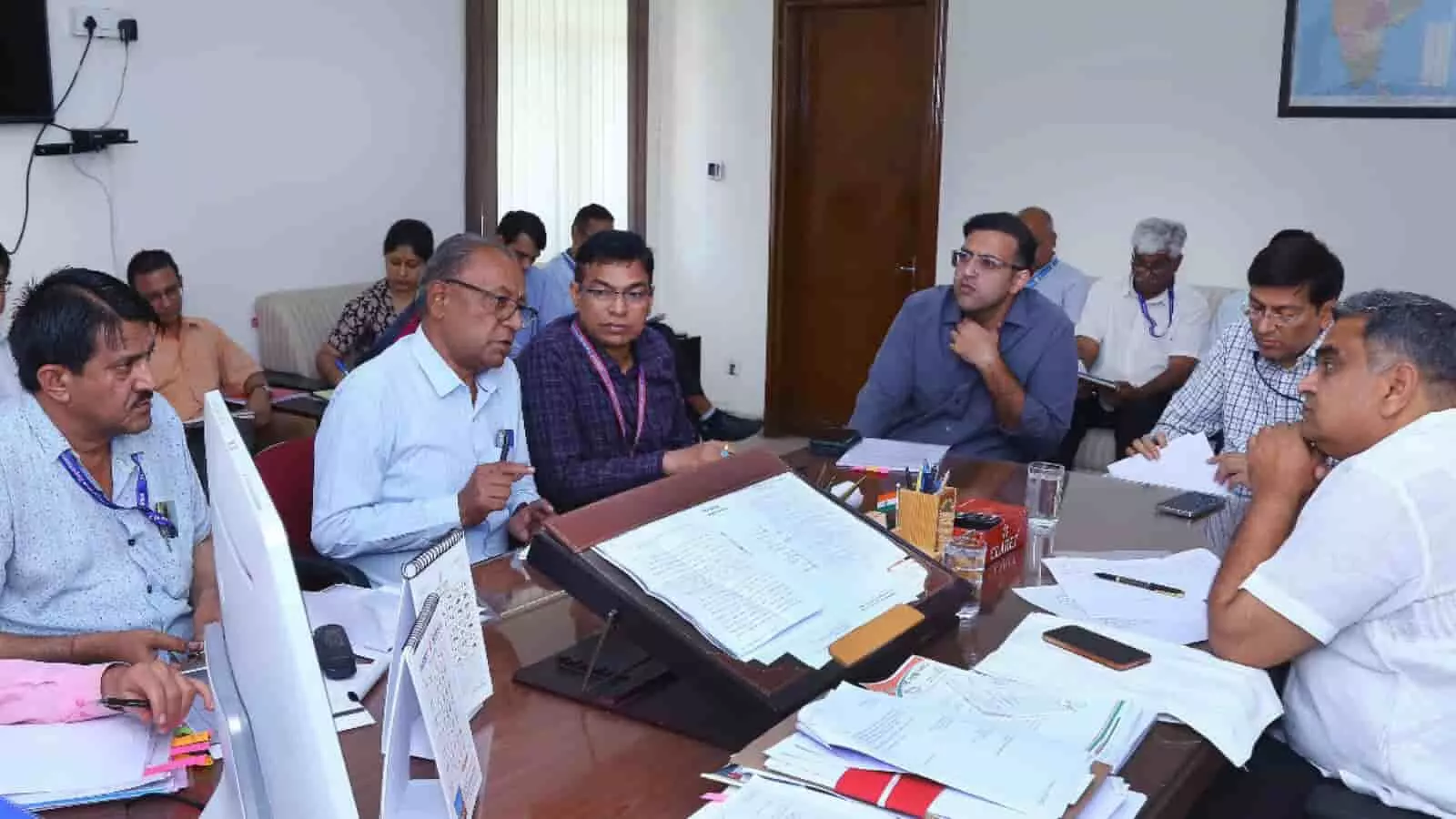 शासन सचिवालय के मीटिंग हॉल में बैठक करते सहकारिता मंत्री गौतम कुमार दक और अधिकारी। शासन सचिवालय के मीटिंग हॉल में बैठक करते सहकारिता मंत्री गौतम कुमार दक और अधिकारी।