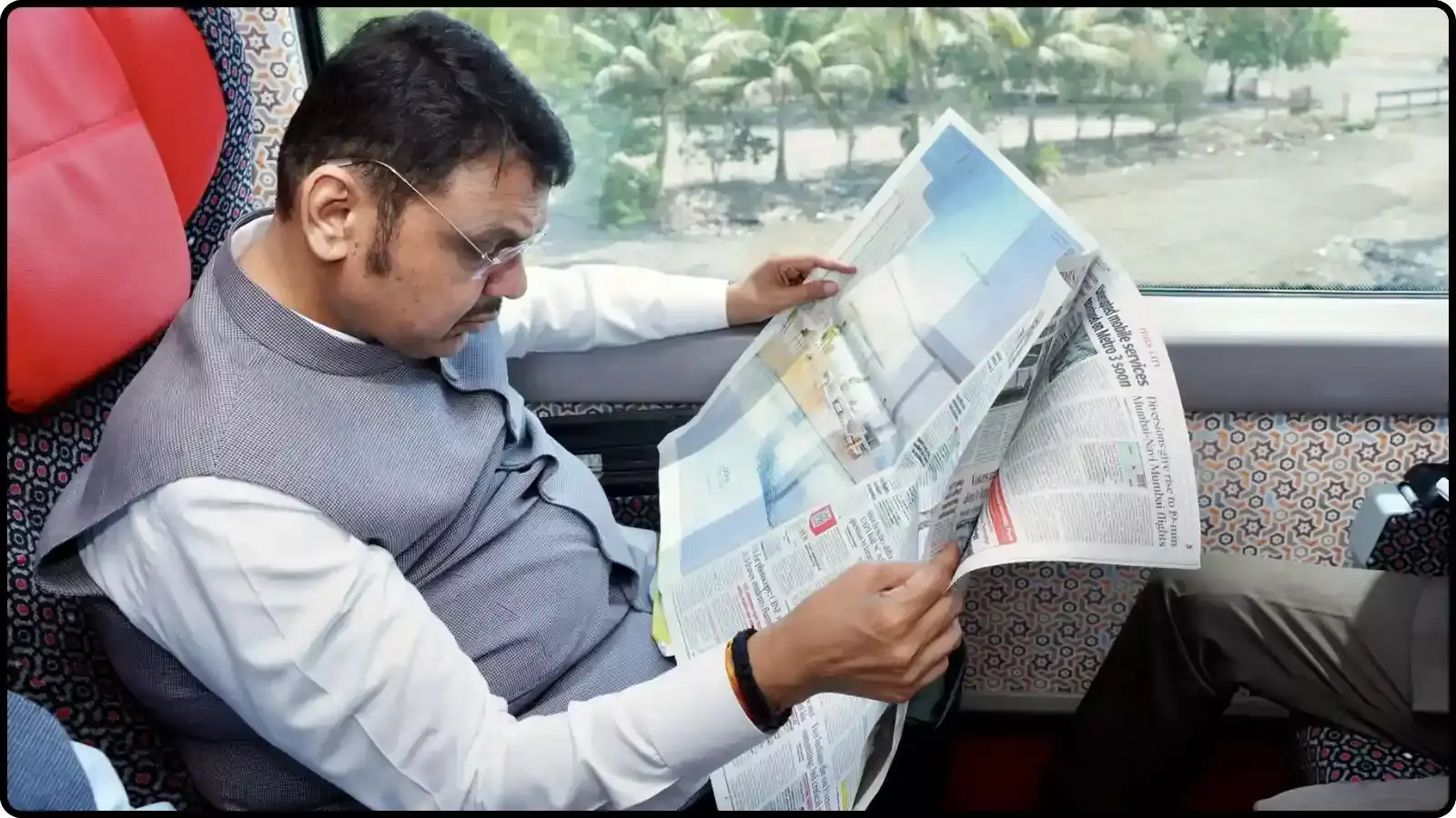 ट्रेन की सीट पर बैठकर चश्मा लगाए समाचार पत्र पढ़ते हुए मुख्यमंत्री देवेंद्र फडणवीस। ट्रेन की सीट पर बैठकर चश्मा लगाए समाचार पत्र पढ़ते हुए मुख्यमंत्री देवेंद्र फडणवीस।