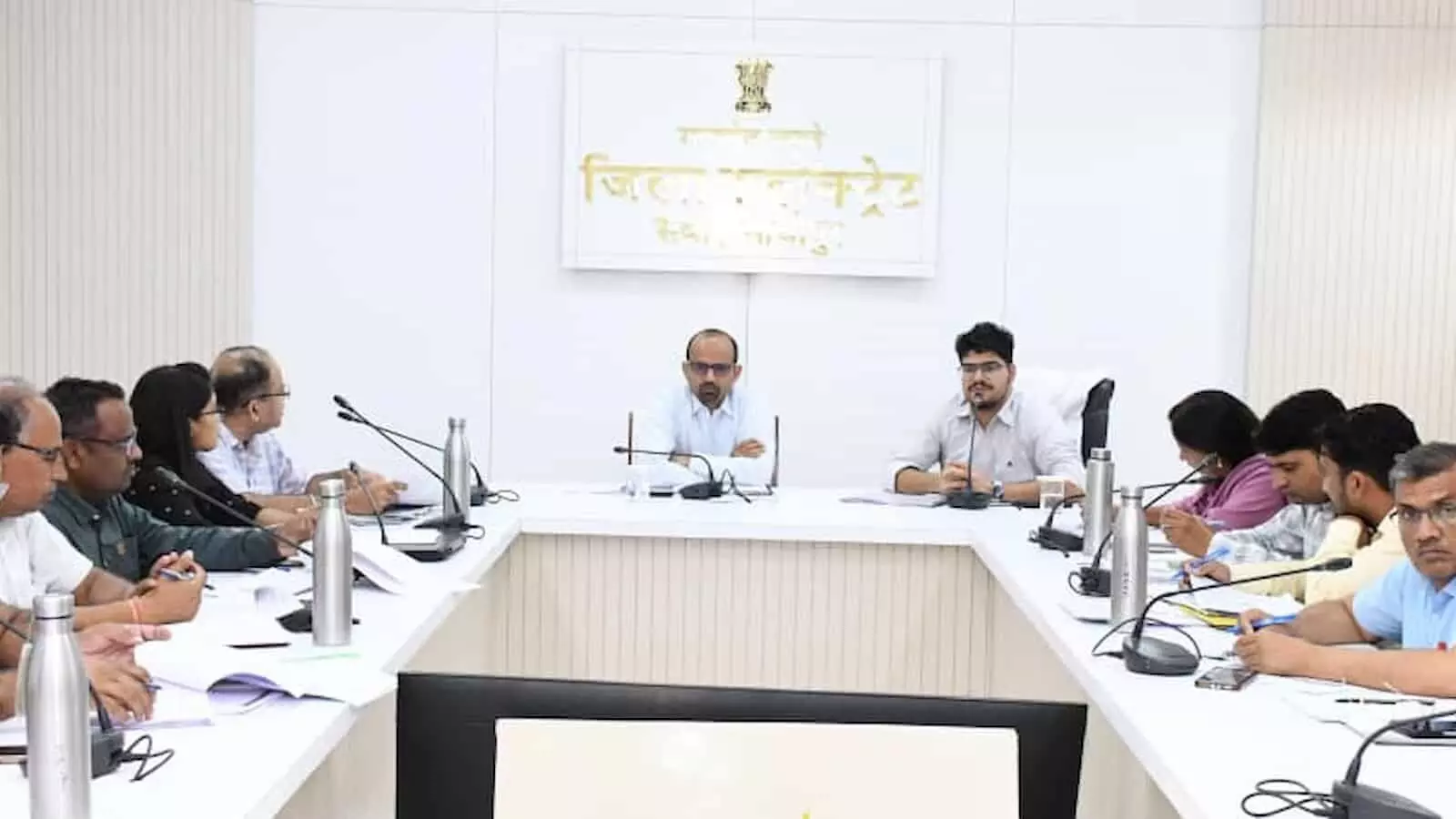 सवाई माधोपुर जिला कलेक्ट्रेट सभागार में समीक्षा बैठक के दौरान अधिकारियों को संबोधित करते जिला कलक्टर काना राम। सवाई माधोपुर जिला कलेक्ट्रेट सभागार में समीक्षा बैठक के दौरान अधिकारियों को संबोधित करते जिला कलक्टर काना राम।