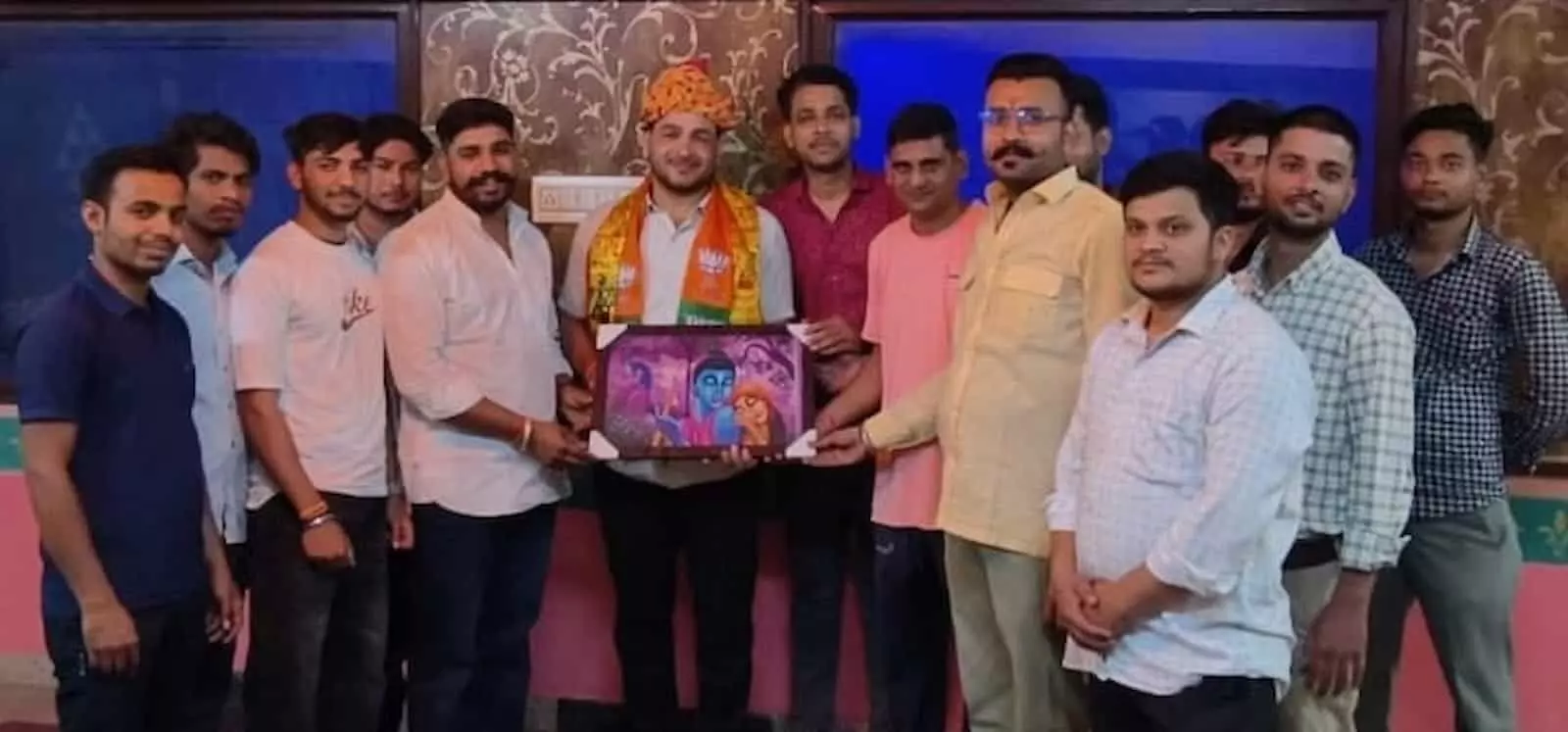 होटल में नवनियुक्त भाजयुमो प्रदेश सहसंयोजक जीतू शुक्ला का स्वागत करते युवा कार्यकर्ता। होटल में नवनियुक्त भाजयुमो प्रदेश सहसंयोजक जीतू शुक्ला का स्वागत करते युवा कार्यकर्ता।