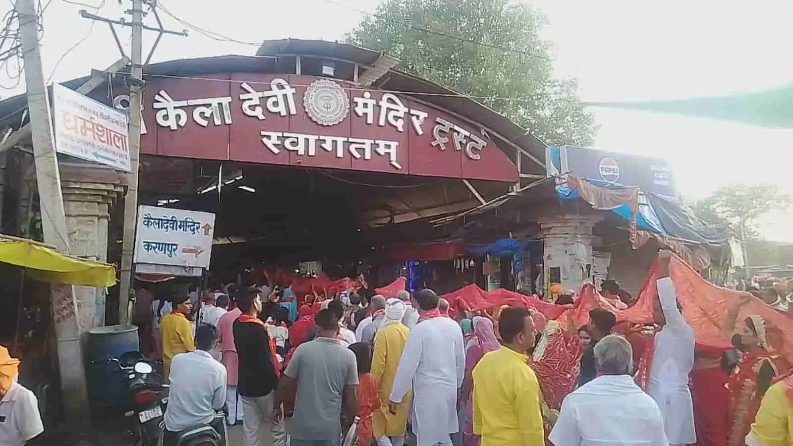 गंगापुर सिटी में कैला देवी मंदिर ट्रस्ट के मुख्य प्रवेश द्वार पर चुनरी यात्रा में शामिल श्रद्धालु गंगापुर सिटी में कैला देवी मंदिर ट्रस्ट के मुख्य प्रवेश द्वार पर चुनरी यात्रा में शामिल श्रद्धालु