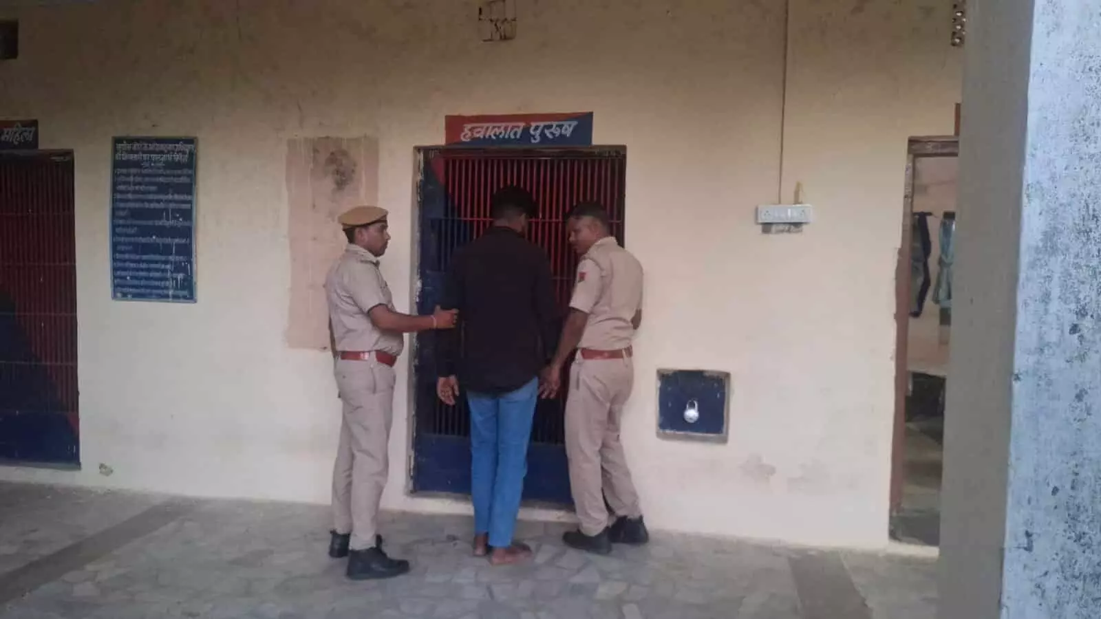 खमनोर थाना पुलिस हिरासत में खड़ा लाला इलेवन गैंग का आरोपी युवक और पुलिसकर्मी खमनोर थाना पुलिस हिरासत में खड़ा लाला इलेवन गैंग का आरोपी युवक और पुलिसकर्मी