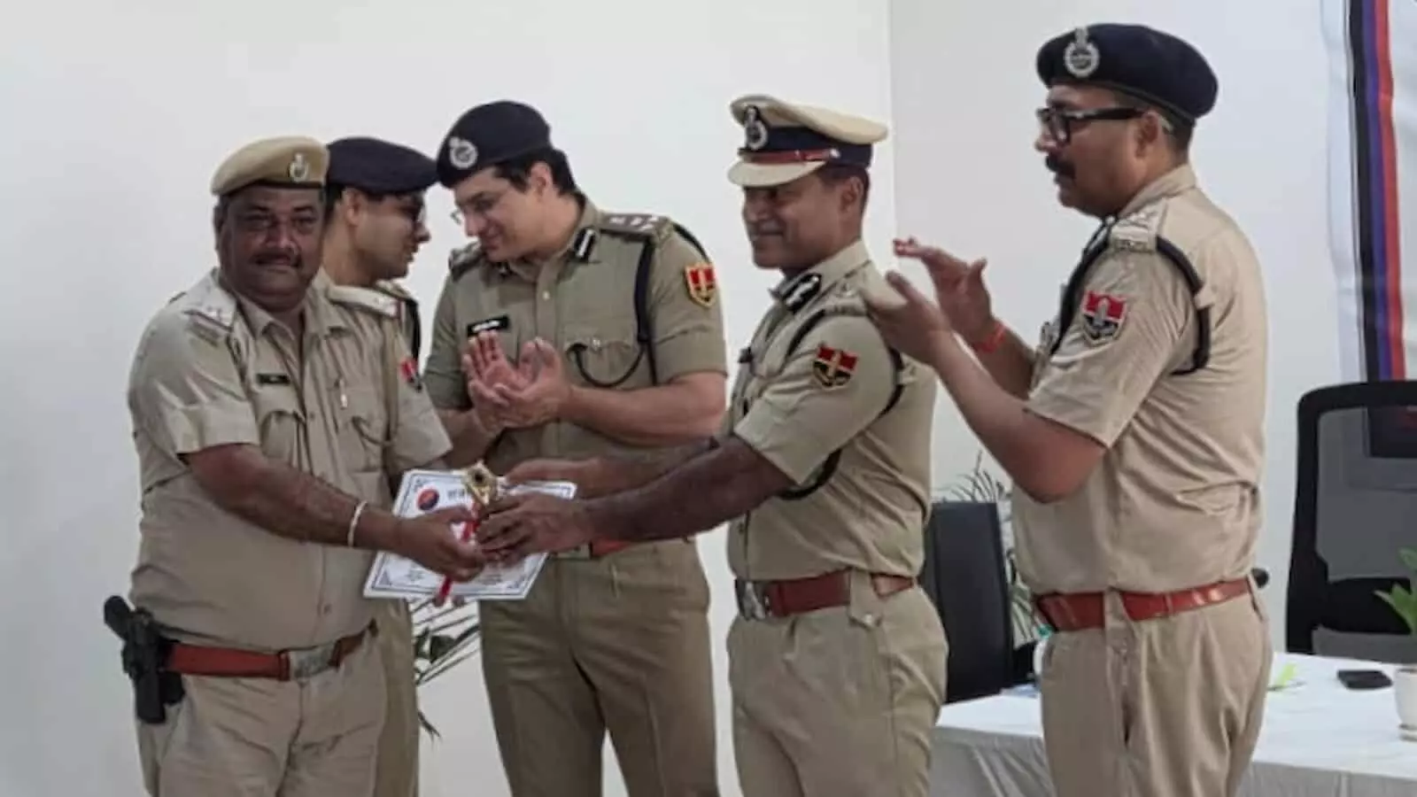 जयपुर में आयोजित एएनटीएफ समारोह के दौरान भीलवाड़ा पुलिस टीम को सम्मानित करते पुलिस अधिकारी। जयपुर में आयोजित एएनटीएफ समारोह के दौरान भीलवाड़ा पुलिस टीम को सम्मानित करते पुलिस अधिकारी।